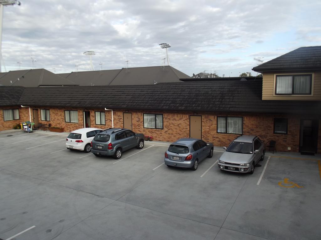 Arena Court Motel Hamilton Exterior foto